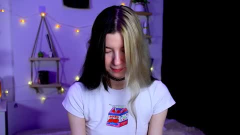 Snapshot of emmie_everly chatting on 10-15-25, 07:14 emmie_everly online show from 10-15-25, 07:14