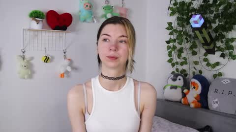 Snapshot of emmie_everly chatting on 11-14-25, 12:04 emmie_everly online show from 11-14-25, 12:04