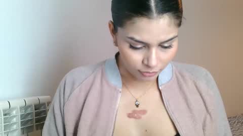 Snapshot of emmie_xxx chatting on 12-28-24, 01:17 emmie online show from 12-28-24, 01:17
