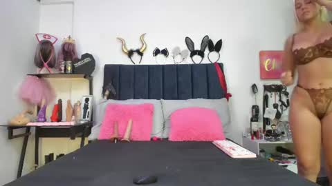 Snapshot of emmily_giraldo chatting on 07-27-26, 01:07 online show from 07-27-26, 01:07