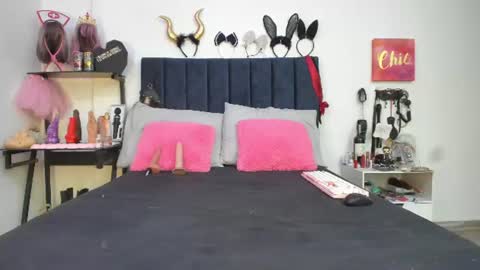 Snapshot of emmily_giraldo chatting on 07-28-26, 02:13 online show from 07-28-26, 02:13