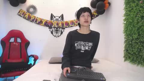 Snapshot of emmo_boy chatting on 10-31-25, 12:50 SERGIO online show from 10-31-25, 12:50