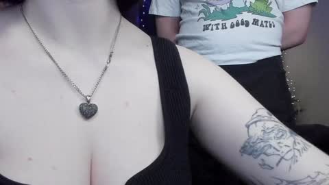 Snapshot of emmy_m00n chatting on 12-19-24, 02:45 Emily Johny online show from 12-19-24, 02:45