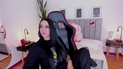 Emmy Evans  online show from 12-30-24, 07:21