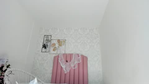 Snapshot of emy_barnert chatting on 10-18-25, 01:12 Mili online show from 10-18-25, 01:12