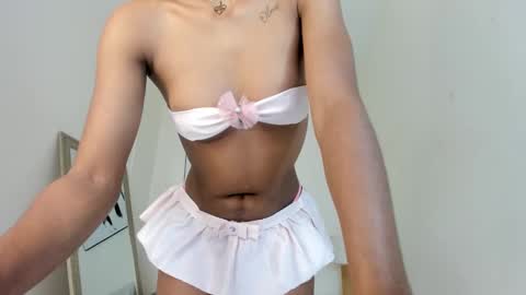 Snapshot of emy_barnert chatting on 11-04-25, 12:37 Mili online show from 11-04-25, 12:37