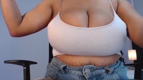 Snapshot of emy_leon chatting on 09-26-25, 08:02 Emy online show from 09-26-25, 08:02