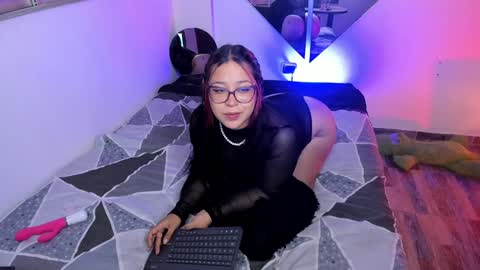 Snapshot of emy_xdy chatting on 12-04-24, 02:31 Im Emily would you like to help me reach 100 online show from 12-04-24, 02:31