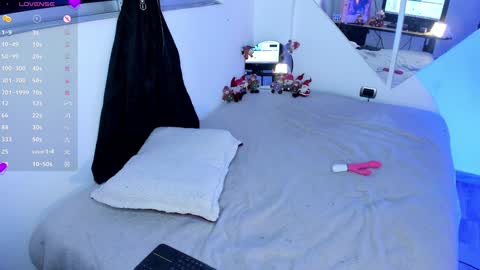 Snapshot of emy_xdy chatting on 12-22-24, 11:41 Im Emily would you like to help me reach 100 online show from 12-22-24, 11:41