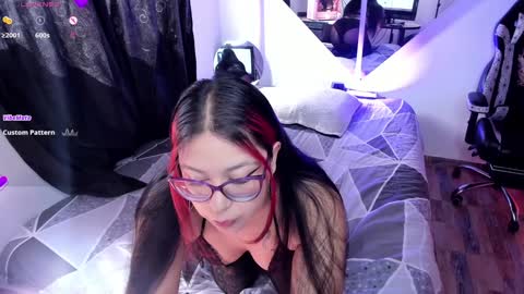 Snapshot of emy_xdy chatting on 01-09-25, 06:47 Im Emily would you like to help me reach 100 online show from 01-09-25, 06:47