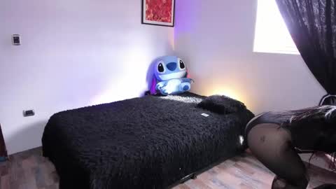 Snapshot of emy_xdy chatting on 09-22-25, 08:22 Im Emily would you like to help me reach 100 online show from 09-22-25, 08:22