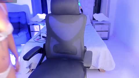 Snapshot of emysilver chatting on 02-09-25, 09:06 Emy Silver online show from 02-09-25, 09:06