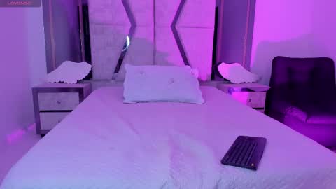 Snapshot of emysilver chatting on 02-20-25, 06:35 Emy Silver online show from 02-20-25, 06:35