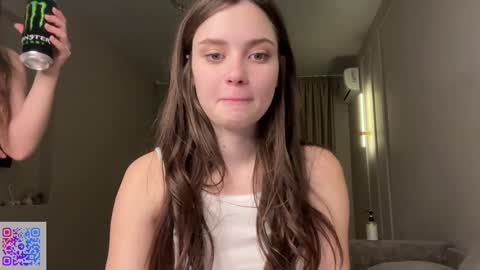 Snapshot of endlessmia chatting on 01-29-25, 12:54 Mia online show from 01-29-25, 12:54