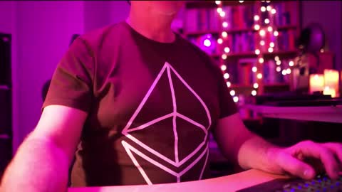 uk online show from 11-20-25, 11:48