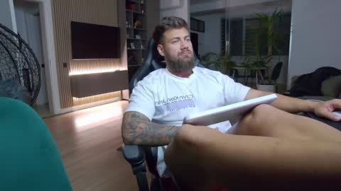 Erik online show from 01-19-25, 06:21