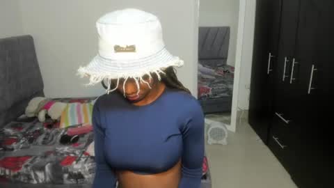 Snapshot of enyelsalas2 chatting on 11-06-25, 01:06 Angela online show from 11-06-25, 01:06