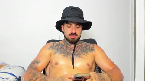 Enzo Aren online show from 10-19-25, 01:28