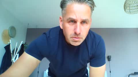 Snapshot of enzoenzo7 chatting on 09-27-25, 10:20 Enzos Massive Cock online show from 09-27-25, 10:20