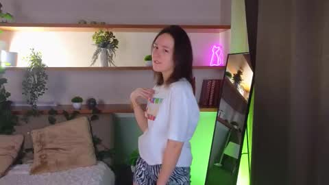 Snapshot of epifaniatoedebusch chatting on 12-16-25, 01:43 Kira online show from 12-16-25, 01:43