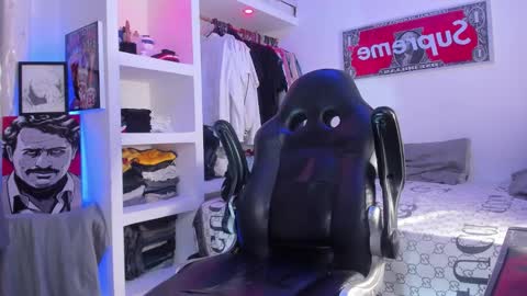 Snapshot of eren_blade_ chatting on 10-10-25, 08:08 Tht BOSS Eren online show from 10-10-25, 08:08