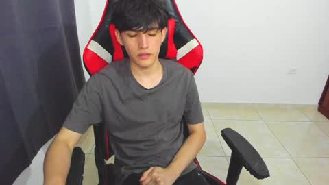 Snapshot of eren_tatakae chatting on 02-06-25, 10:32 eren_tatakae online show from 02-06-25, 10:32