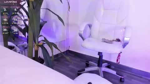 Snapshot of eriklein chatting on 10-21-25, 08:20 Eri  online show from 10-21-25, 08:20