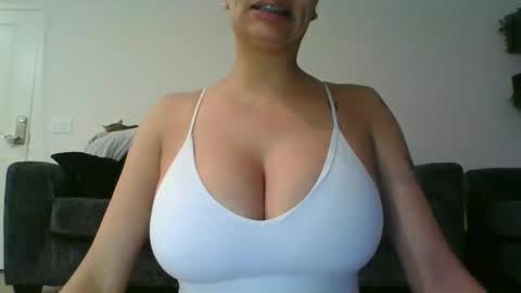 Snapshot of erin2025 chatting on 11-19-25, 05:07 erin2025 online show from 11-19-25, 05:07