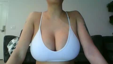 Snapshot of erin2025 chatting on 12-01-25, 01:32 erin2025 online show from 12-01-25, 01:32