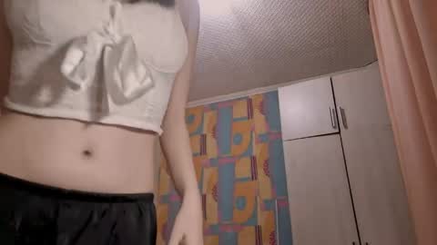 Snapshot of erinnnaji chatting on 05-09-26, 04:56 Katrin online show from 05-09-26, 04:56