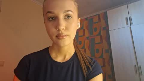 Snapshot of erinnnaji chatting on 06-07-26, 03:27 Katrin online show from 06-07-26, 03:27