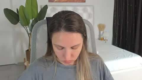 Snapshot of erinwise chatting on 07-19-26, 06:39 erinwise online show from 07-19-26, 06:39
