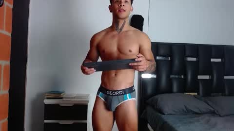 Snapshot of erosscott chatting on 09-25-25, 04:54 Eros online show from 09-25-25, 04:54