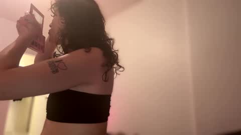 Snapshot of erotica_angel chatting on 09-14-25, 04:00 Nikki Erotica online show from 09-14-25, 04:00