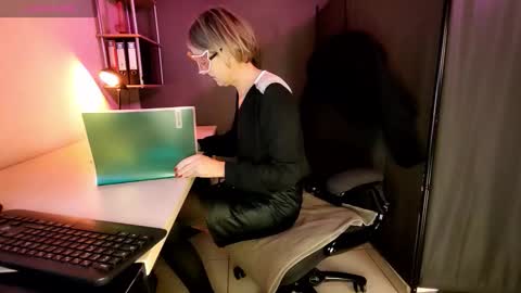 Eva online show from 11-22-25, 10:36