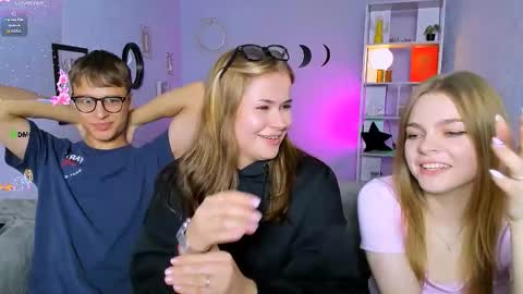 Snapshot of esma_shine chatting on 09-19-25, 07:58 esma_shine online show from 09-19-25, 07:58