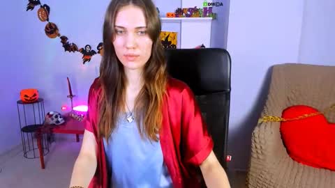 Snapshot of esma_shine chatting on 10-27-25, 08:18 esma_shine online show from 10-27-25, 08:18