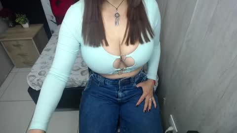 Snapshot of esmeralda_black chatting on 05-19-26, 03:24 esmeralda black online show from 05-19-26, 03:24