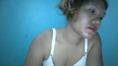 Snapshot of especialgirl_28 chatting on 10-22-25, 05:45 especialgirl_28 online show from 10-22-25, 05:45