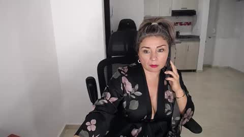 Snapshot of esperanza86_ chatting on 05-15-26, 12:39 Juliana online show from 05-15-26, 12:39