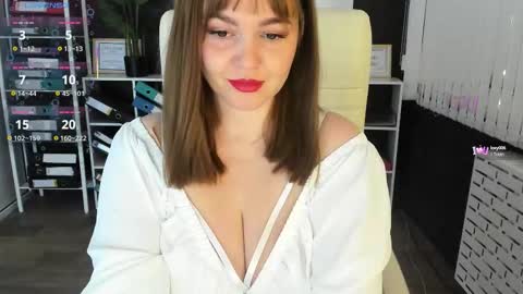 Snapshot of essensual_ chatting on 09-09-25, 01:49 Ava online show from 09-09-25, 01:49