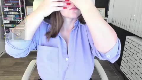 Snapshot of essensual_ chatting on 09-10-25, 01:27 Ava online show from 09-10-25, 01:27