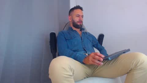 Snapshot of esteban7984068 chatting on 02-20-25, 01:25 esteban online show from 02-20-25, 01:25