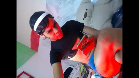 Snapshot of estefani_robles chatting on 05-01-26, 11:42 estefani robles online show from 05-01-26, 11:42