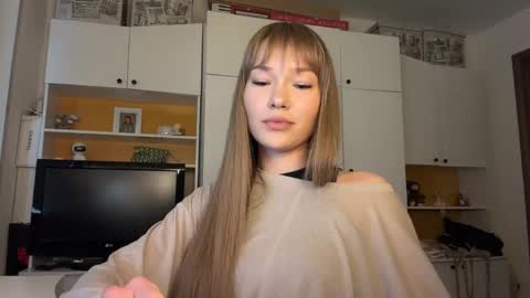 Snapshot of estellezdebski chatting on 05-30-26, 11:51 estellezdebski online show from 05-30-26, 11:51