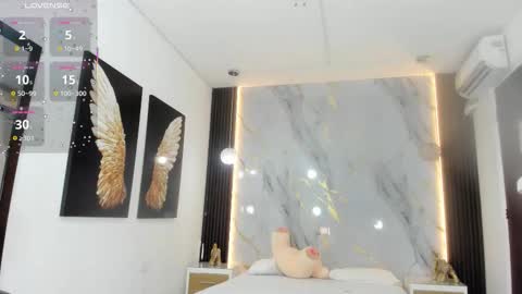 Estephany online show from 10-20-25, 02:06