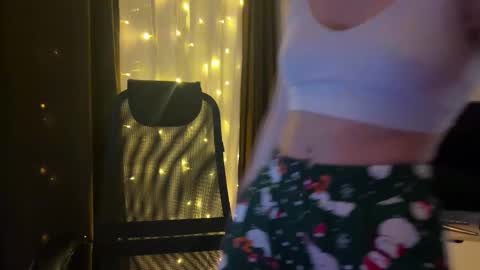 Snapshot of ester_vixen chatting on 12-15-25, 03:27 Ester online show from 12-15-25, 03:27