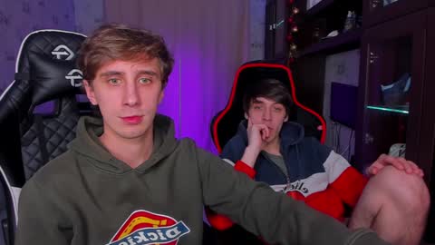 Snapshot of esthetics_boys chatting on 02-04-25, 10:13 LOUIS online show from 02-04-25, 10:13