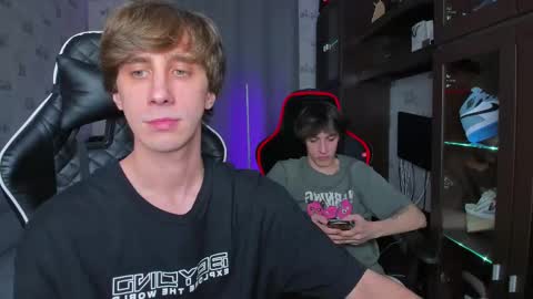 Snapshot of esthetics_boys chatting on 02-20-25, 07:19 LOUIS online show from 02-20-25, 07:19