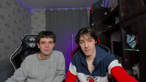 Snapshot of esthetics_boys chatting on 03-03-25, 12:48 LOUIS online show from 03-03-25, 12:48